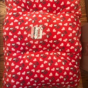 Peanut snoopyholdong hearts bed